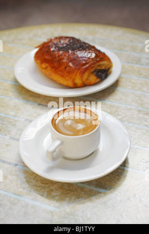Il caffè e il pain au chocolat Foto Stock