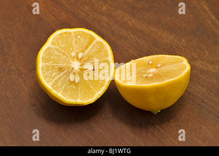 Tagliare il limone su una tavola di legno Foto Stock