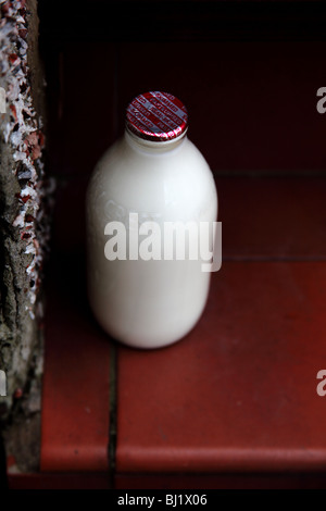 La pinta di latte sulla soglia della porta Foto Stock