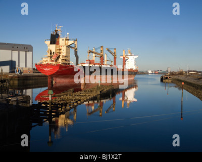 Due navi cargo nei colori della società tedesca CCL prevista fino al Fiume Tees dal Middlesbrough Riverside football Stadium Foto Stock