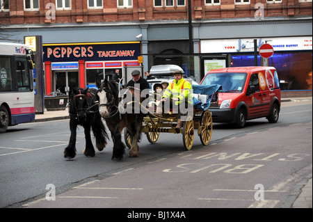 Rag e uomo di osso con cavallo carrello città di York nel North Yorkshire England Regno Unito Foto Stock