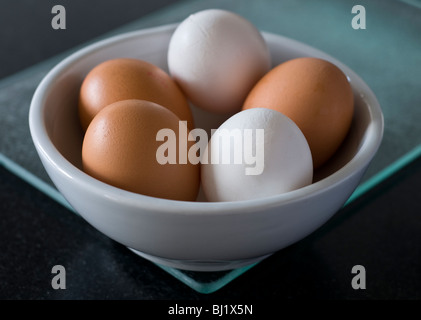 Una ciotola di uova su una cucina nera superficie di lavoro Foto Stock