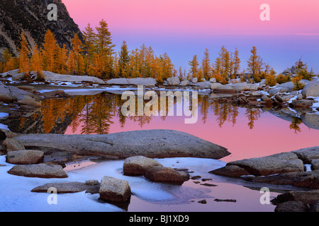 Sunrise a Gnome Tarn in incantesimi Lakes Wilderness Foto Stock