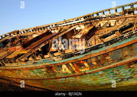 Il marciume scafo di un legname barca da pesca si trova sulla spiaggia. Città Dulas, Anglesey, Regno Unito. Foto Stock