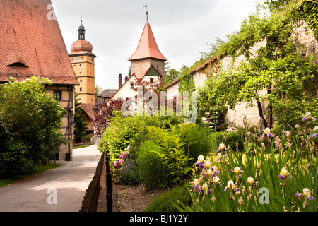 Il giardino e il sentiero con edifici e Segringer Tor in Dinkelsbuhl, Baviera, Germania Foto Stock