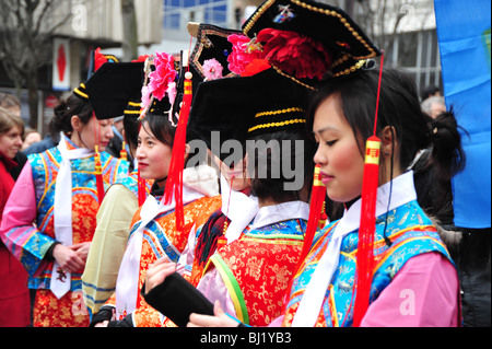 Parigi, Francia, "Anno Nuovo Cinese' sfilata in strada, femmina cinese teens in costumi tradizionali Foto Stock