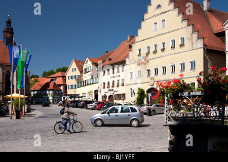 Noleggio e auto sulla strada, Feuchtwangen Marktplatz Market Place Baviera Germania Foto Stock