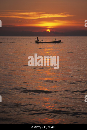 Tradizionale barca da pesca al tramonto sulla spiaggia di Lovina nella costa nord di Bali, Indonesia Foto Stock