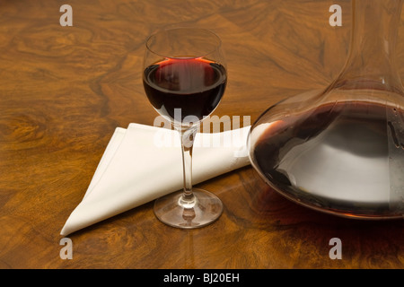 Bicchiere di vino rosso con decanter Foto Stock