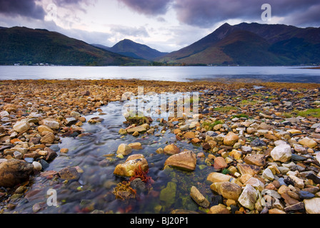 Le montagne che circondano Glen Coe in Scozia Foto Stock