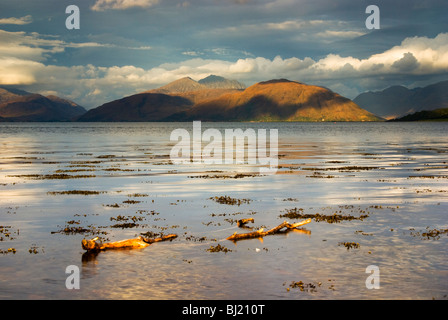 Vista sul Loch Linnhe verso Garbh Bheinn, Scozia Foto Stock