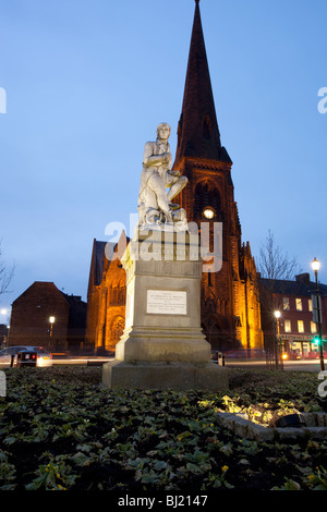 Il poeta Robert Burns statua in Dumfries town center con Greyfriars Chiesa dietro di notte Scotland Regno Unito Foto Stock