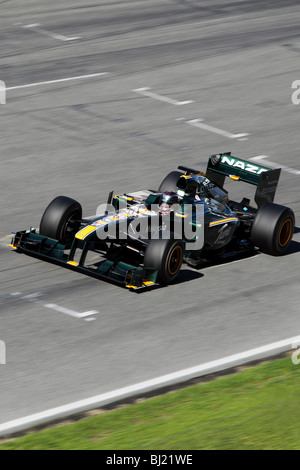 Jarno Trulli alla guida per il 2010 Lotus F1 racing team al circuito di Montmelo, Barcellona, Spagna Foto Stock