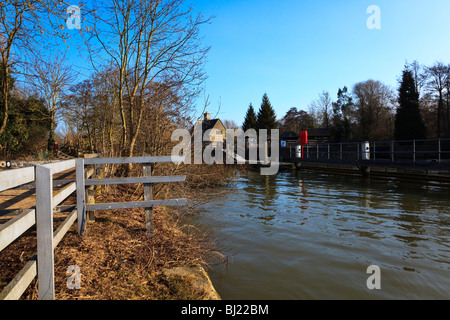 L'attraente Iffley Lock visto attraverso l'inverno alberi da Thames Path, Oxford, Oxfordshire, Regno Unito Foto Stock