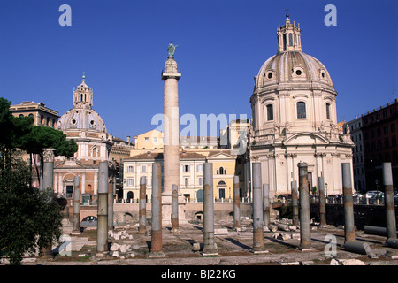 Italia, Roma, foro di Traiano, Basilica Ulpia e colonna di Traiano Foto Stock