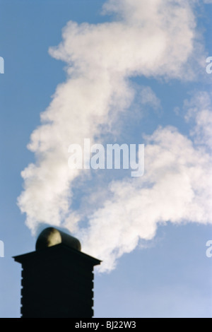 Il fumo proveniente da un camino, Svezia. Foto Stock