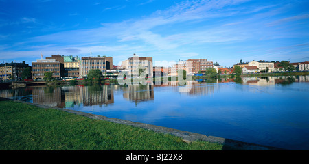 Città da un lago Foto Stock