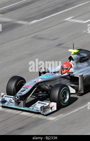 Michael Schumacher al volante per il 2010 team Mercedes Grand Prix sul circuito di Montmelò in Spagna. Foto Stock