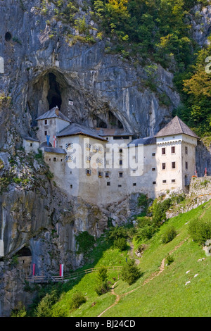 Il Castello di Predjama vicino alla città di Postojna Slovenia Balcani Foto Stock