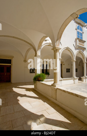 Il chiostro del convento francescano nel centro storico di pirano Slovenia Foto Stock