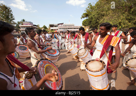 India Kerala, Adoor, Sree Parthasarathy temple, Gajamela festival, batteristi nel rituale processione Foto Stock