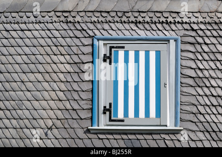 Haus mit Schieferfassade und Fensterladen, Goslar, Deutschland. - Casa con facciata di ardesia e otturatore, Goslar, Repubblica federale di Germania. Foto Stock
