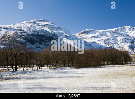 Coperta di neve Oakhowe roccioso e lato montagne di luccio con Langdale Valley Lake District Cumbria Inghilterra England Regno Unito Regno Unito Foto Stock