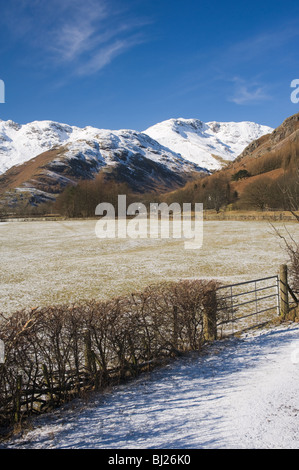 Coperta di neve Crinkle Crags e la prua è sceso le montagne con Langdale Valley Lake District Cumbria Inghilterra England Regno Unito Regno Unito Foto Stock