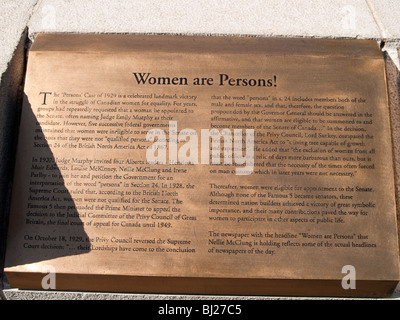 Una placca di circa "le donne sono persone' monumento sulla Collina del Parlamento a Ottawa, Ontario Canada Foto Stock