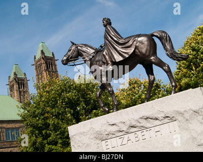 Una statua della regina Elisabetta II sulla Collina del Parlamento a Ottawa, Ontario Canada Foto Stock