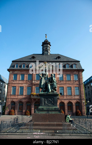 Il Rathaus, Gebrüder-Grimm-Denkmal, Hanau, Assia, Deutschland | guildhall, memorial dei fratelli Grimm, Hanau, Hesse, Germania Foto Stock