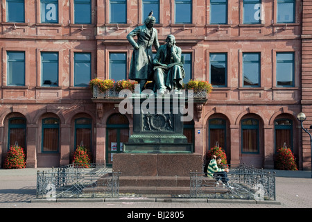 Il Rathaus, Gebrüder-Grimm-Denkmal, Hanau, Assia, Deutschland | guildhall, memorial dei fratelli Grimm, Hanau, Hesse, Germania Foto Stock