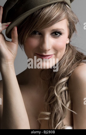 Bellissimo colpo di un adolescente felice in Hat Foto Stock