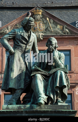 Il Rathaus, Gebrüder-Grimm-Denkmal, Hanau, Assia, Deutschland | guildhall, memorial dei fratelli Grimm, Hanau, Hesse, Germania Foto Stock