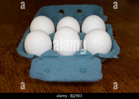 Scatola di mezza dozzina di organico bianco uova fresche Foto Stock