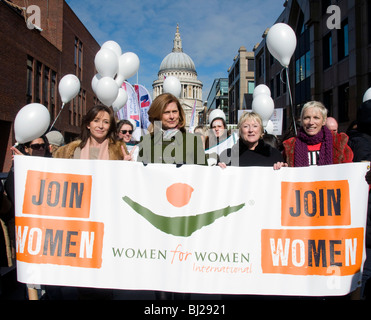 Regno Unito. Sarah Brown e Annie Lennox al Millennium Bridge di Londra per il centesimo anniversario della Giornata internazionale della donna 8.3.10 Foto Stock