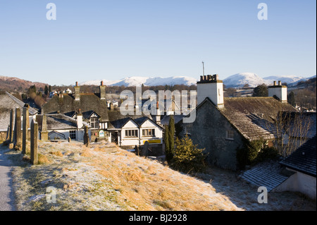 Hawkshead villaggio con strade coperte di neve Monti Pennini in inizio di mattina di sole Lake District Cumbria Inghilterra England Regno Unito Regno Unito Foto Stock