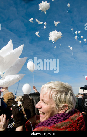 Regno Unito. Annie Lennox al Millennium Bridge di Londra per il centesimo anniversario della Giornata internazionale della donna 8.3.10 Foto Stock