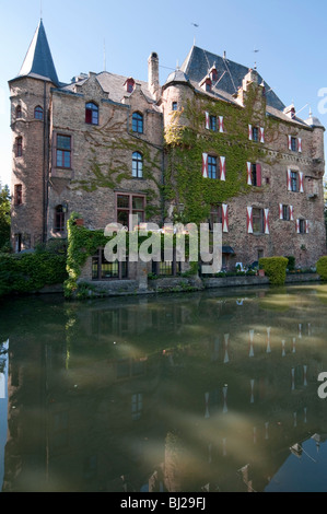 Wasserburg Satzvey, Eifel, Nordrhein-Westfalen, Deutschland | moated il castello Satzvey, Eifel, nella Renania settentrionale-Vestfalia, Germania Foto Stock