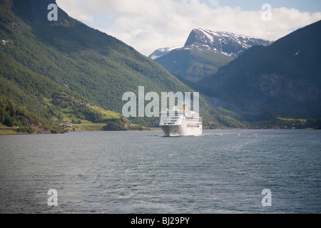 Costa la nave di crociera nei fiordi norvegesi Foto Stock