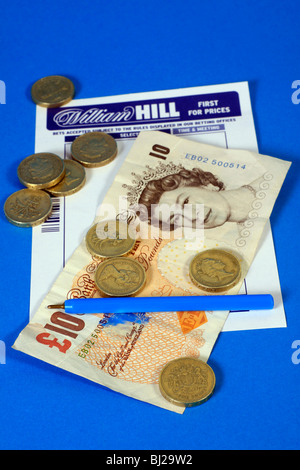 William Hill Scommesse slittamento con dieci pound nota e sterlina inglese e delle monete in euro Foto Stock