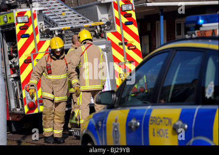 Di polizia e vigili del fuoco a lavorare presso la scena di un grave incendio in Brighton Foto Stock