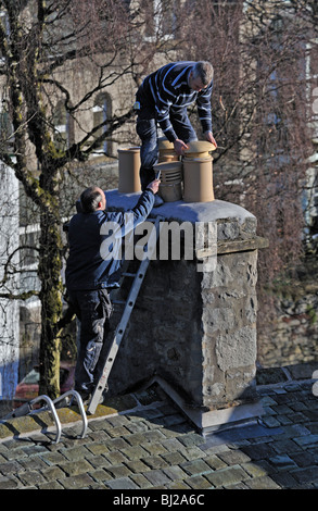 Costruttori lavorando su casa camino. Banche bestia, Kendal Cumbria, England, Regno Unito, Europa. Foto Stock