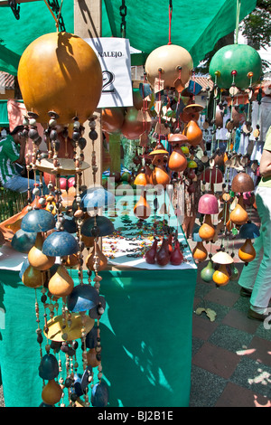 Mercato di artigianato a Plaza Bolivar di Medellin in Colombia che si tiene ogni Sabato. Foto Stock