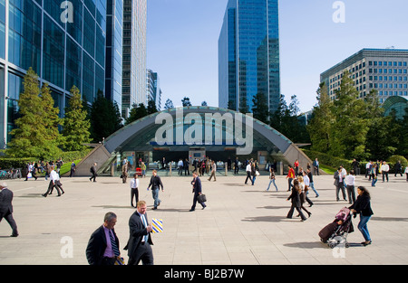 Lavoratori alla stazione metropolitana di Canary Wharf Foto Stock