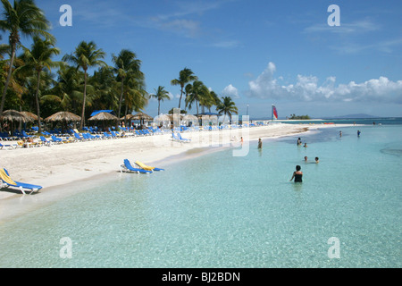 La spiaggia di Isola Palomino, Puerto Rico, di proprietà di El Conquistador Resort. Vista dal dock. Foto Stock