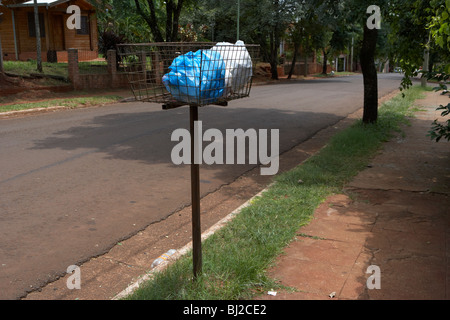 Rifiuti Rifiuti sinistra fuori su una strada in puerto iguazu in argentina i sacchetti sono collocati su cavalletti per evitare interferenze da parte di animali Foto Stock