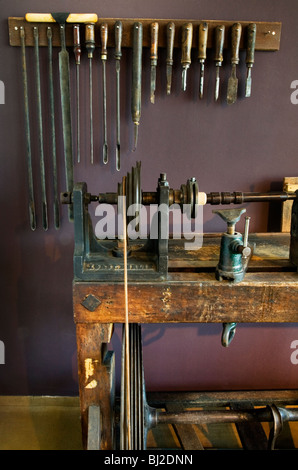 Strumento musicale antica per utensili da officina e da banco tornio Foto Stock