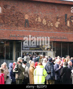 La gente in coda al di fuori del Potteries Museum e la galleria d'arte, Stoke, per vedere il Staffordshire tesoro di anglo-Saxon artefatti Foto Stock