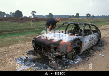 Bruciata probabilmente auto rubate al dumping Cavenham Heath Riserva Naturale Nazionale sett 2002 Suffolk Foto Stock